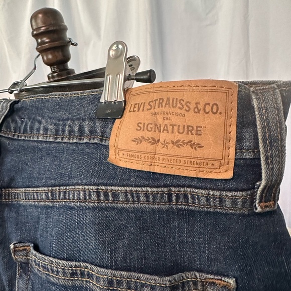 Men’s Levi Signature Denim Jean. Straight Leg 34x32. Pockets. Zip Fly. EUC
B - Picture 4 of 7